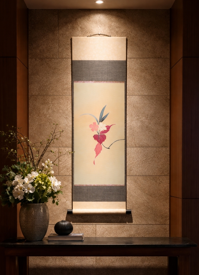 ホテルのエントランスのような、照明の当たった掛軸