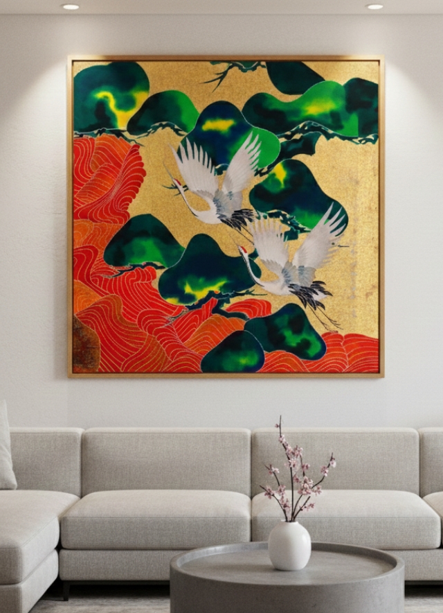 モダンなリビングのソファの上に飾られた大型の額装