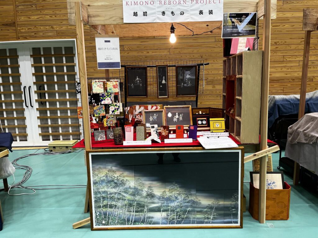 同じ着物からできた掛軸・額・屏風の完成作品
