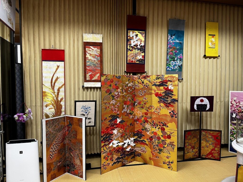 掛軸・額装・屏風の3種を並べた写真