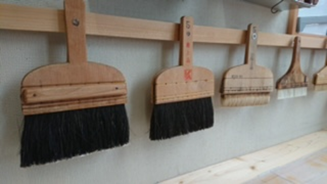 価格帯の異なる作品3点（額装・掛軸・屏風）