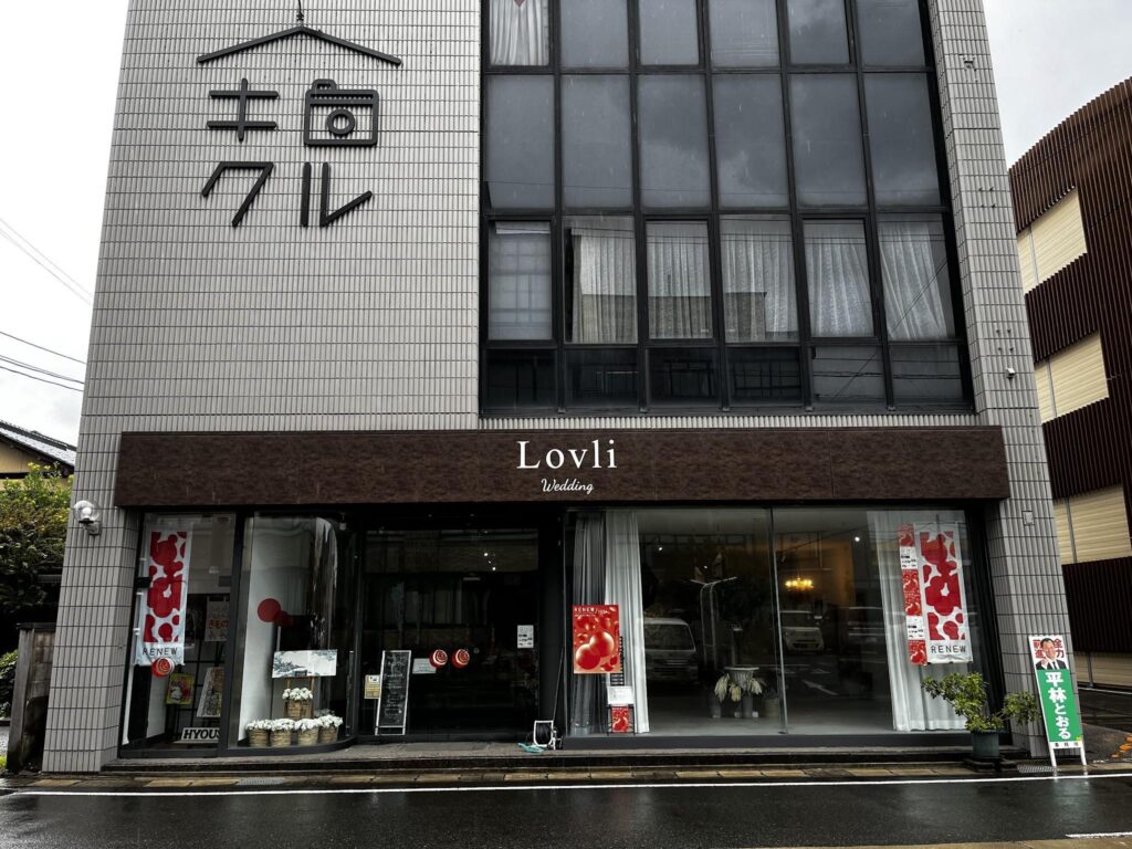 来場者でにぎわう工房の様子